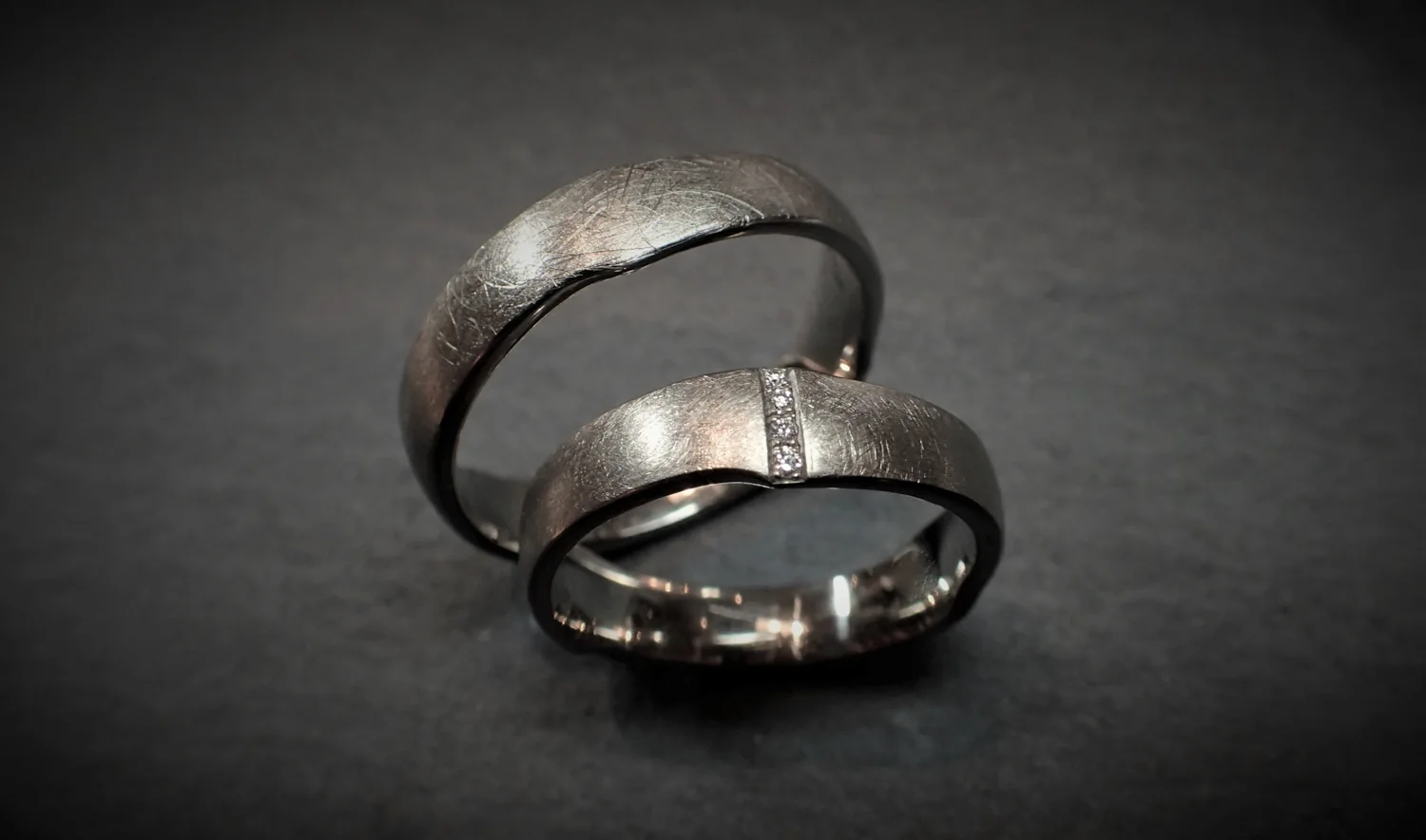 Ein Paar Weißgold Trauringe 585/- mit drei Absätzen und drei Brillanten im Damenring von Solitaire Lechler Freiburg