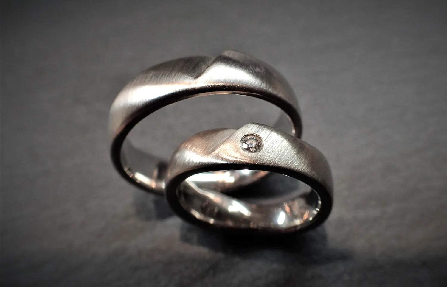 Ein Paar Weißgold Trauringe 585/- mit drei Absätzen und einem Brillanten im Damenring von Solitaire Lechler Freiburg