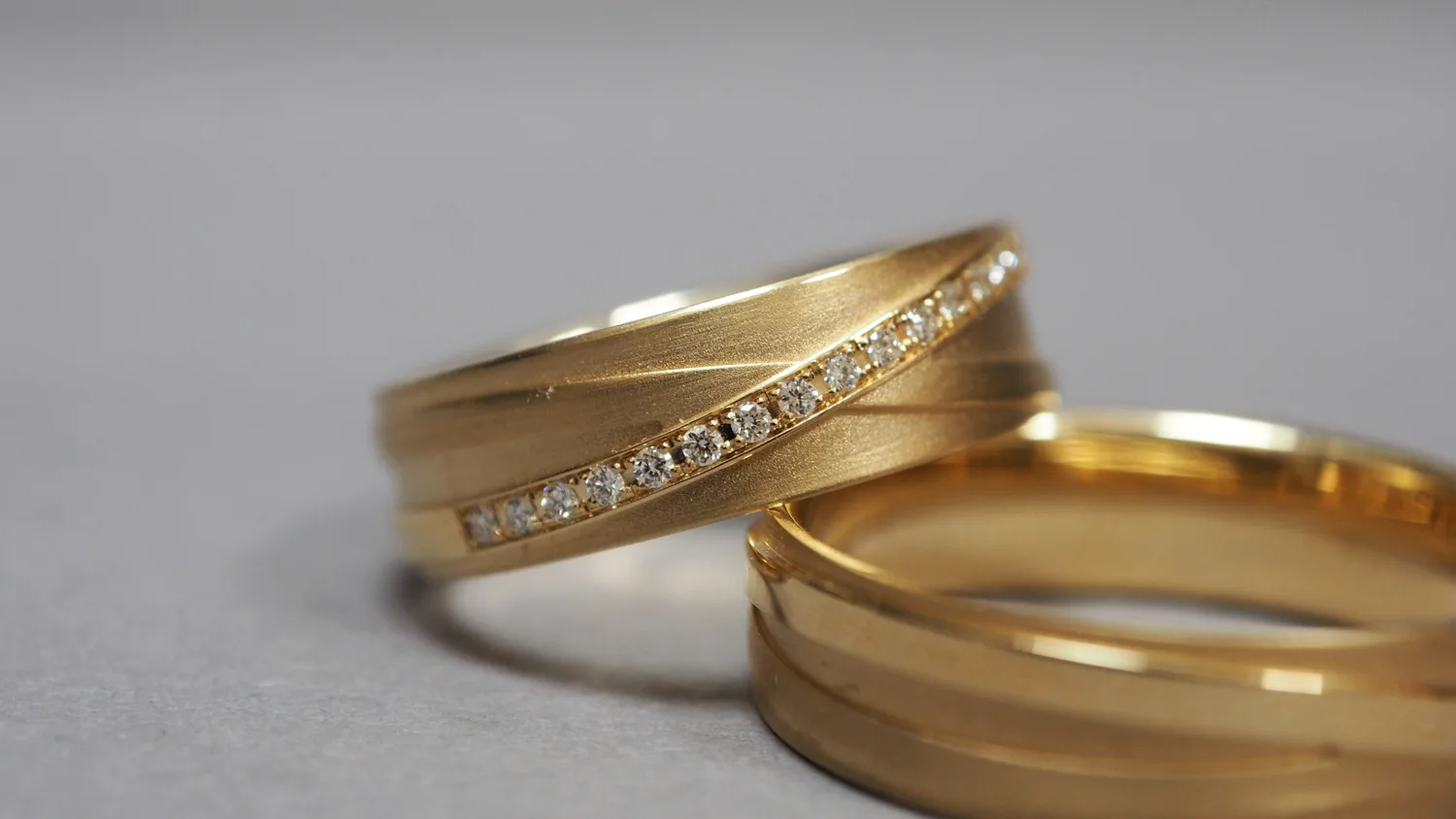 Goldring mit geschwungenen Linien und einer Brillantreihe von Fischer bei Juwelier Solitaire Lechler