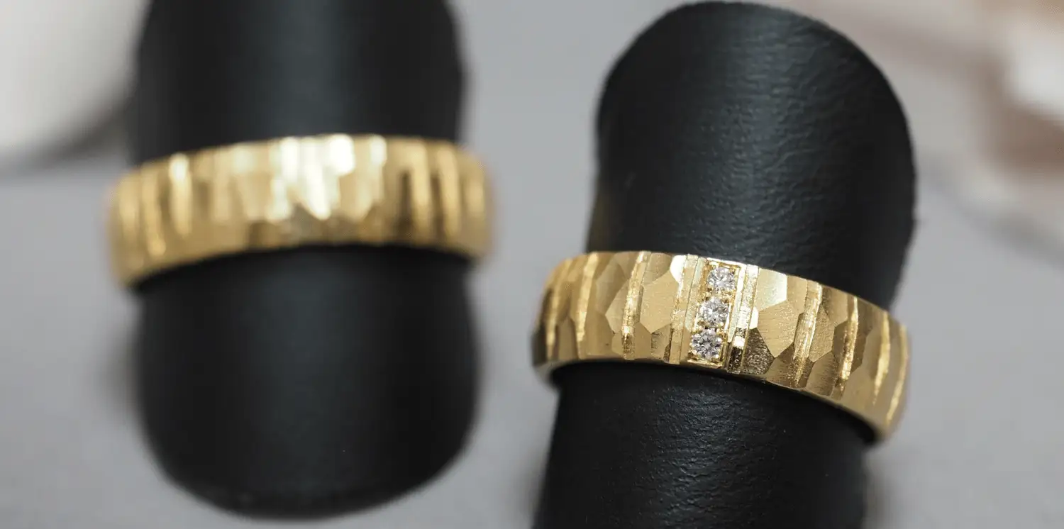 Ein Paar strukturierte Trauringe Gelbgold 585/-, Damenring mit einem lupenreinen Brillanten