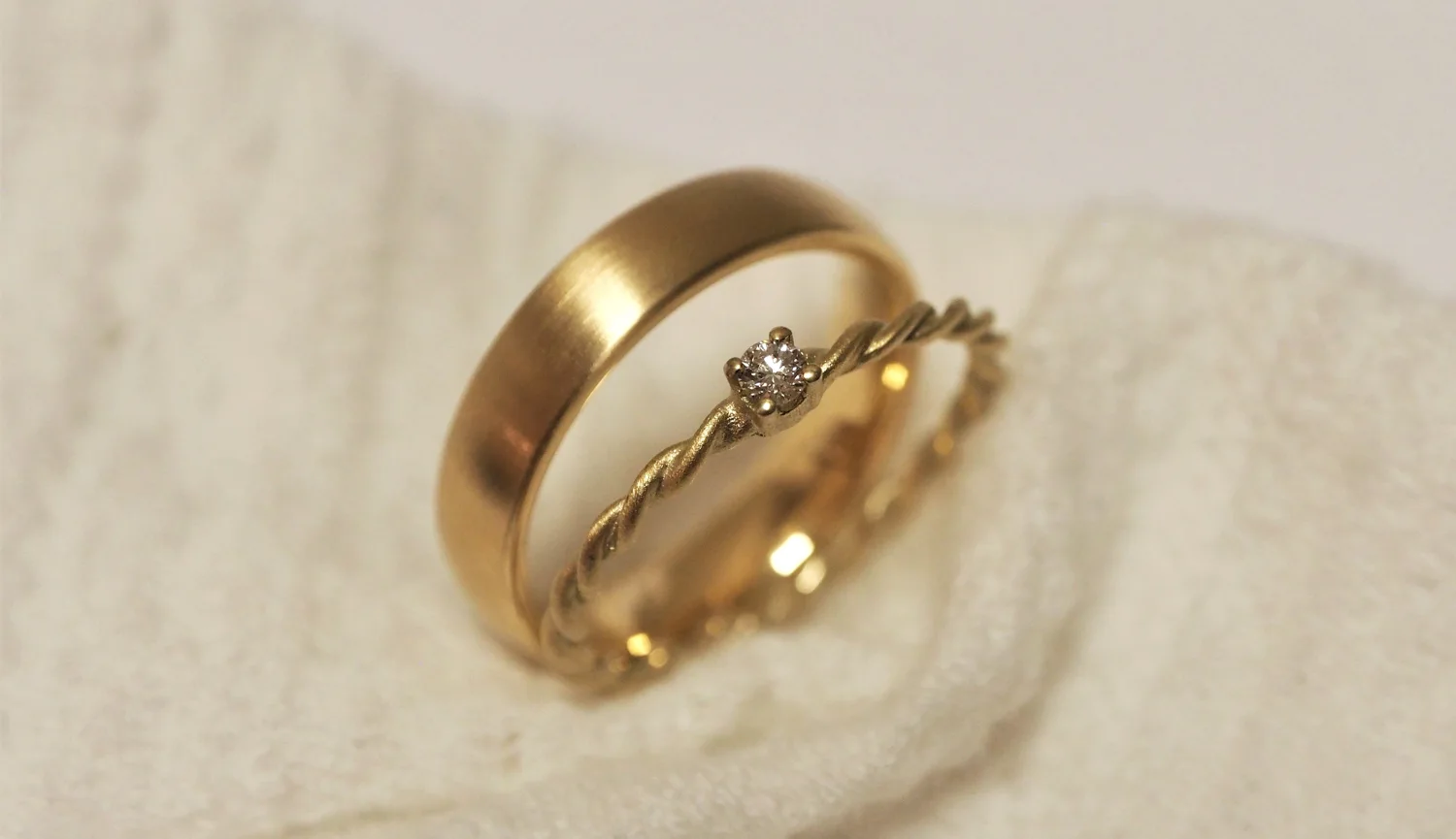 Ein glatter Goldring und ein goldener Kordelring mit Brillant von Solitaire Lechler Freiburg.