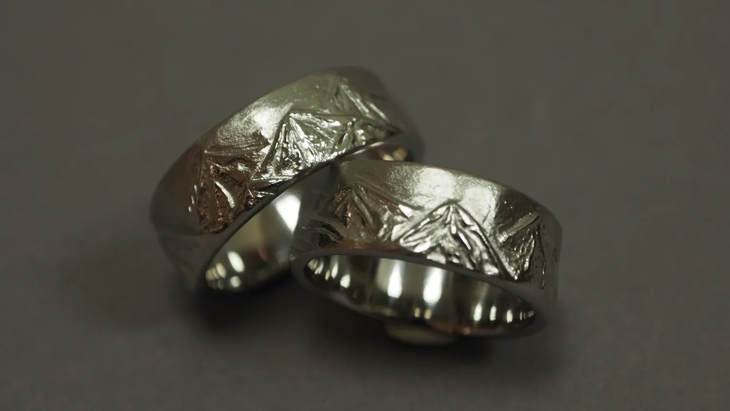 Ein Paar Weißgold Trauringe 585/- mit Bergsilhouette