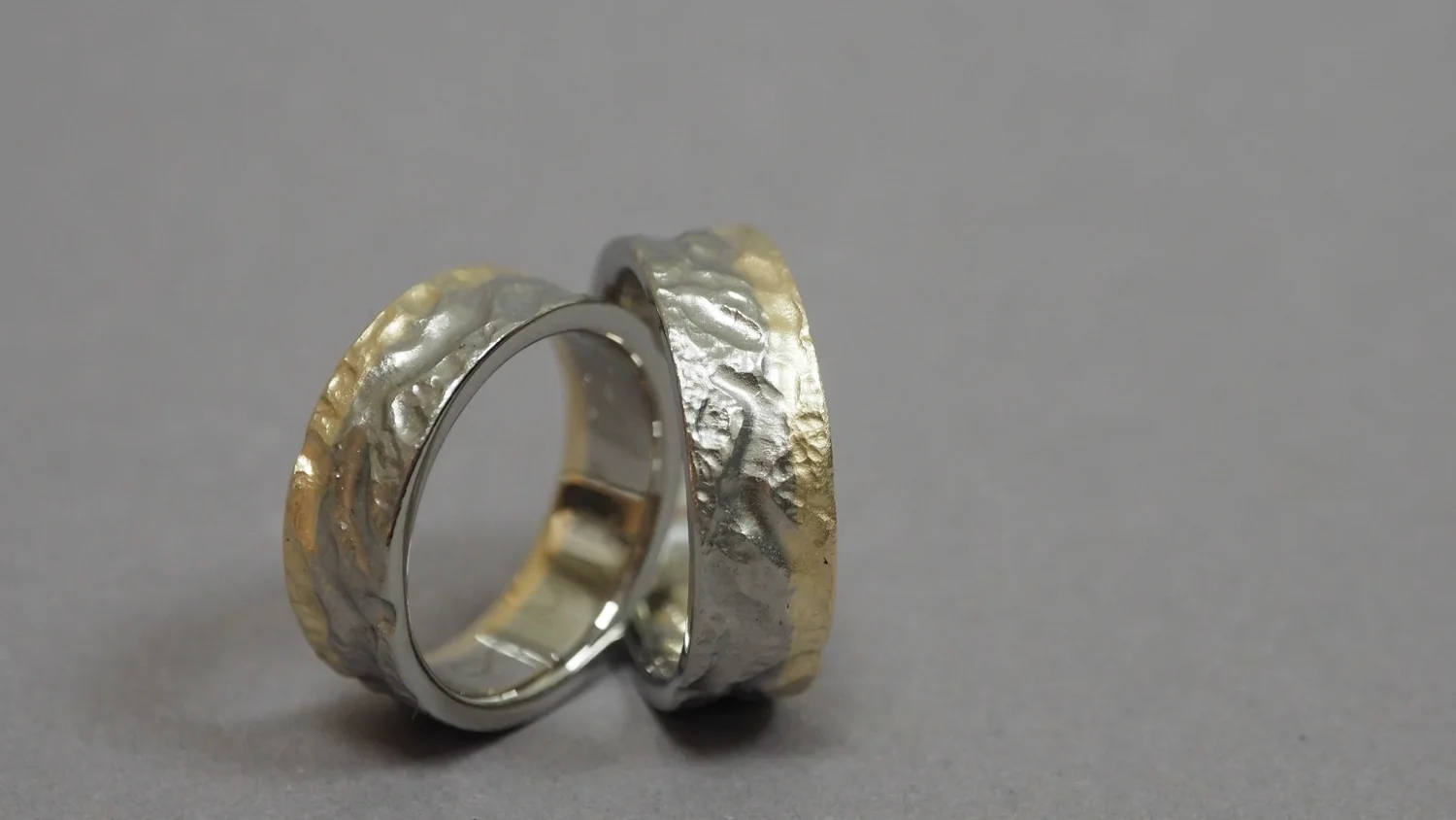 Trauringe mit Struktur in Gelb- und Weißgold von Solitaire Lechler Freiburg