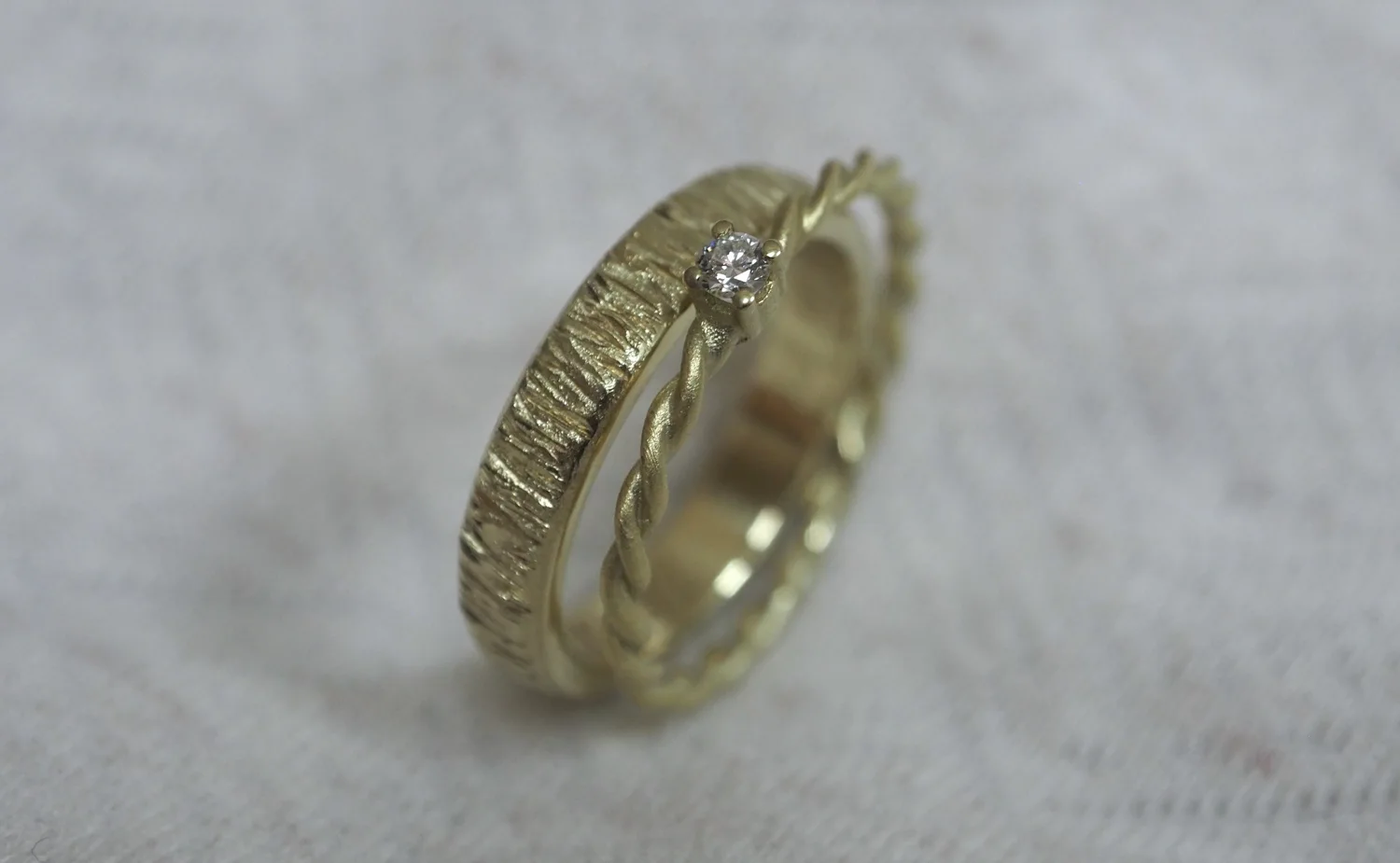 Ein strukturierter Goldring und ein goldener Kordelring mit Brillant von Solitaire Lechler Freiburg.