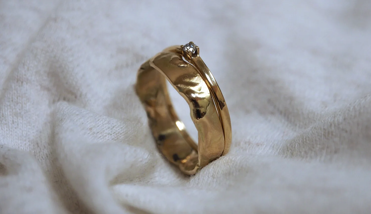 Ein strukturierter Trauringring mit einem Vorsteckring in Gelbgold mit Brillant von Solitaire Lechler Freiburg.