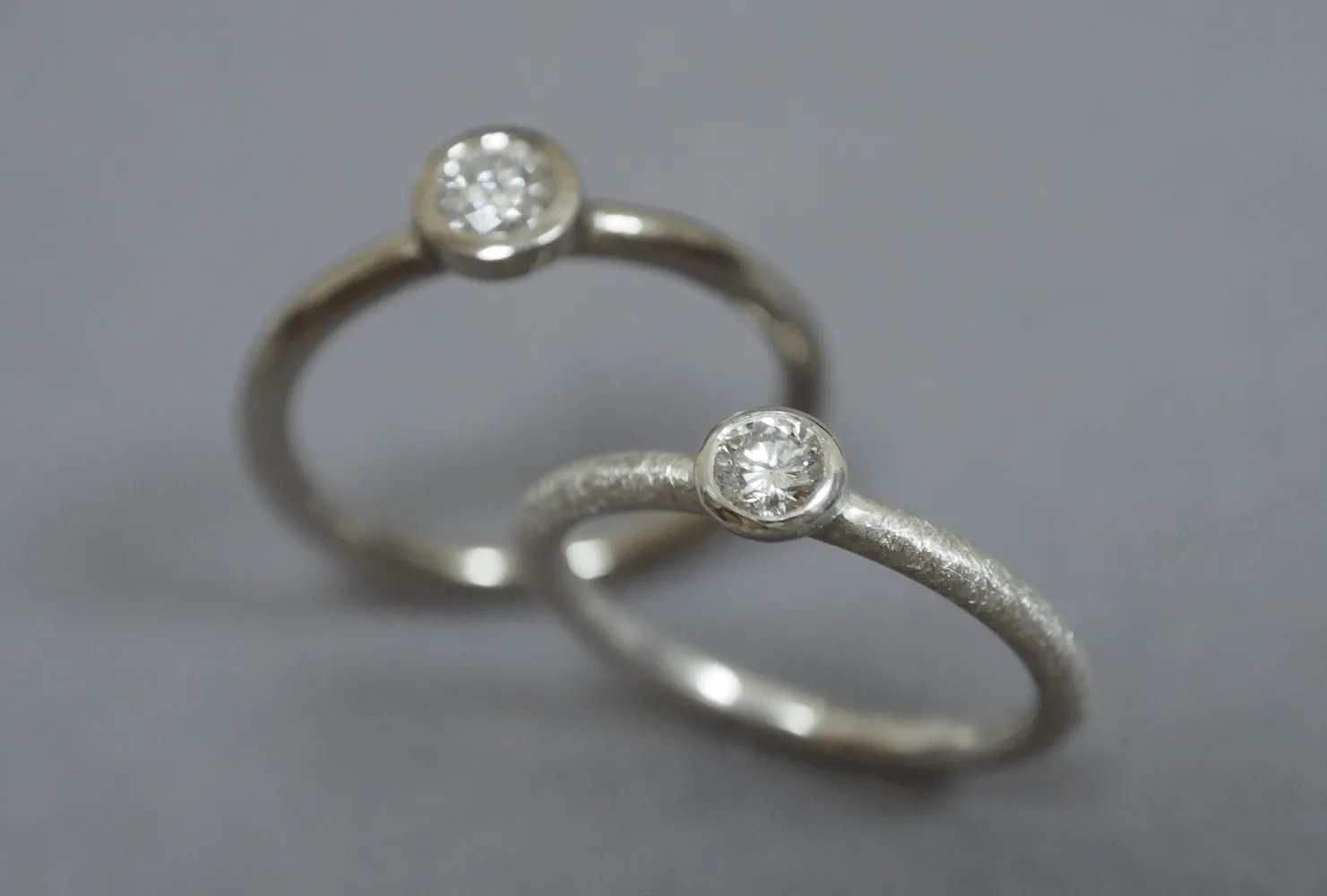 Zwei Verlobungsringe aus Weißgold 585/- in matt und gpoliert mit je einem Brillanten