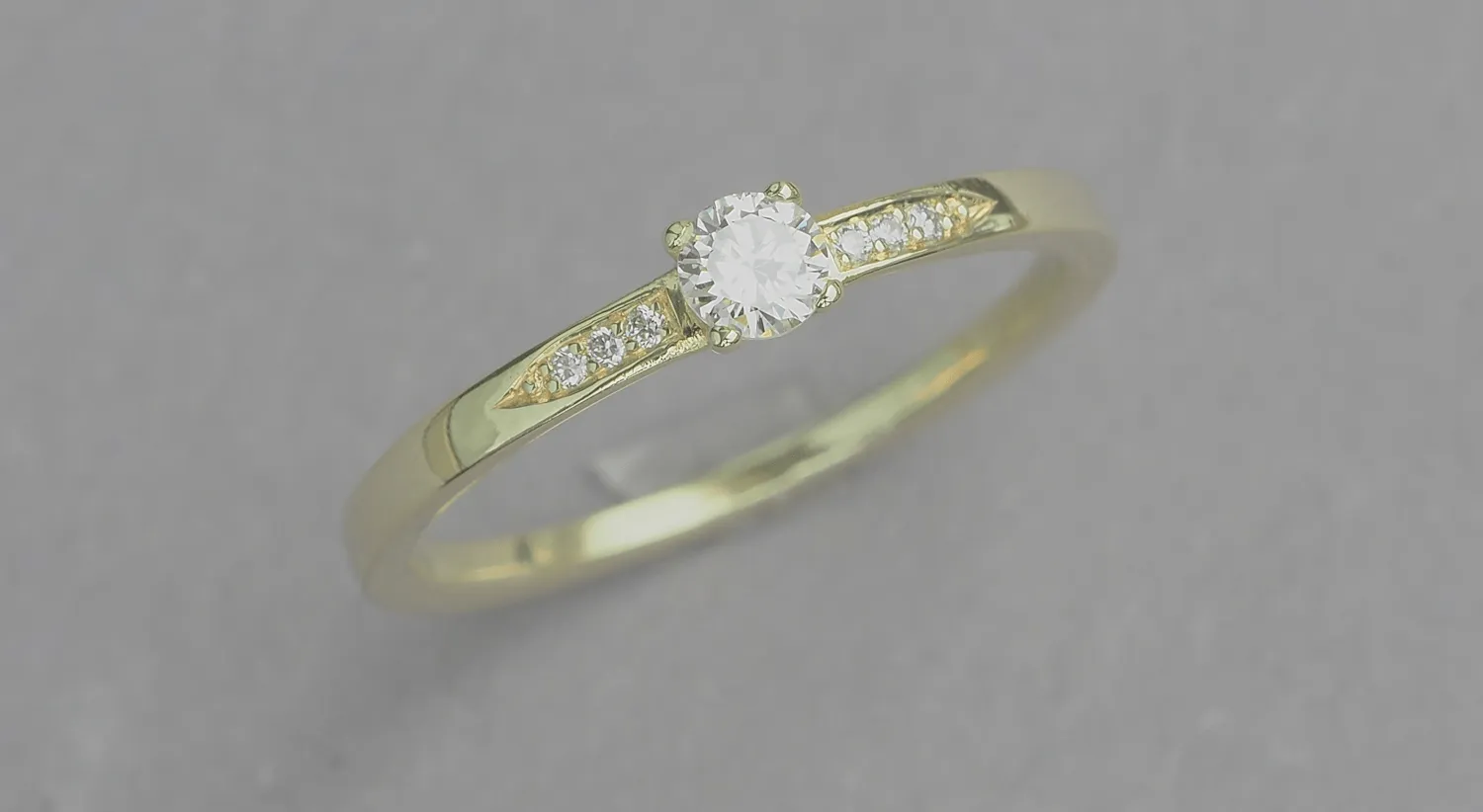 Verlobungsring aus Gelbgold 585/- mit einem Brillanten 0,10 carat und 6 Brillanten seitlich im Verschnitt und seitlich zwei kleine lupenreine Brillanten