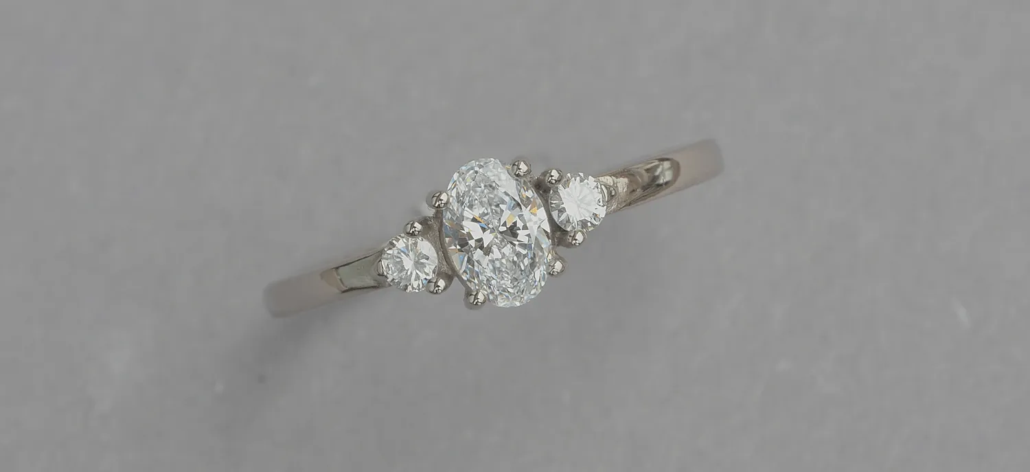 Verlobungsring aus Weißgold 585/- mit einem ovalen Diamant und seitlich zwei kleine lupenreine Brillanten