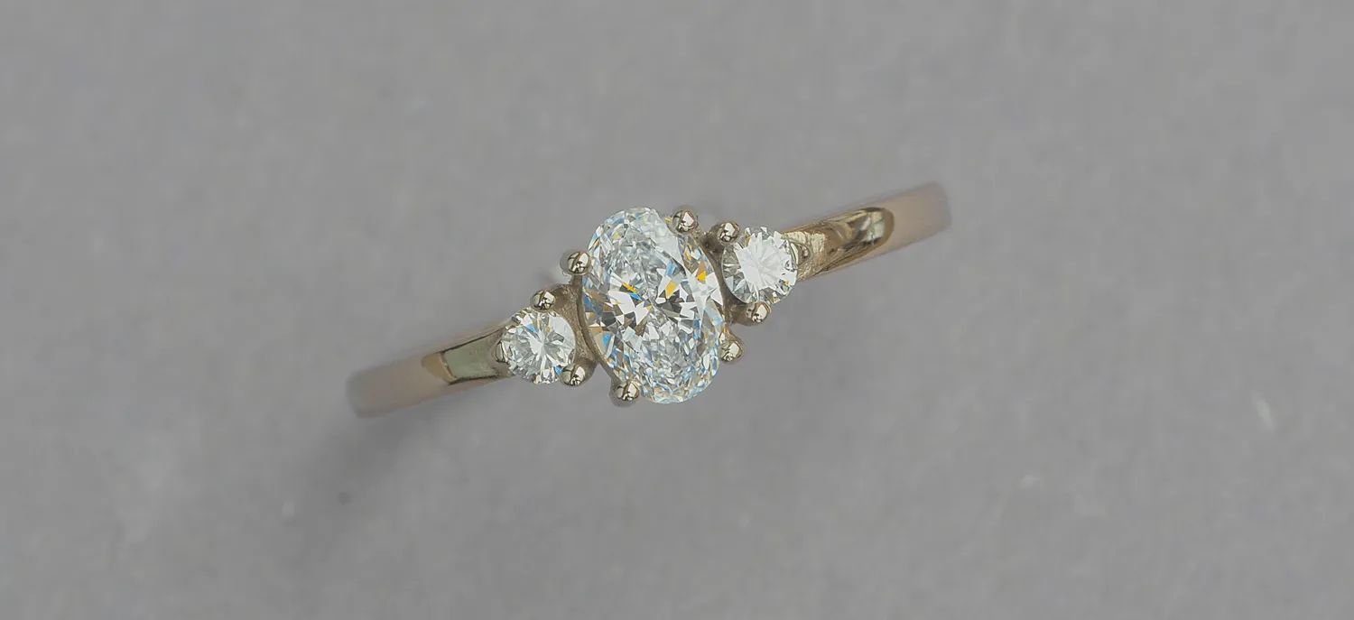 Verlobungsring aus Gelbgold 585/- mit einem ovalen Diamant und seitlich zwei kleine lupenreine Brillanten