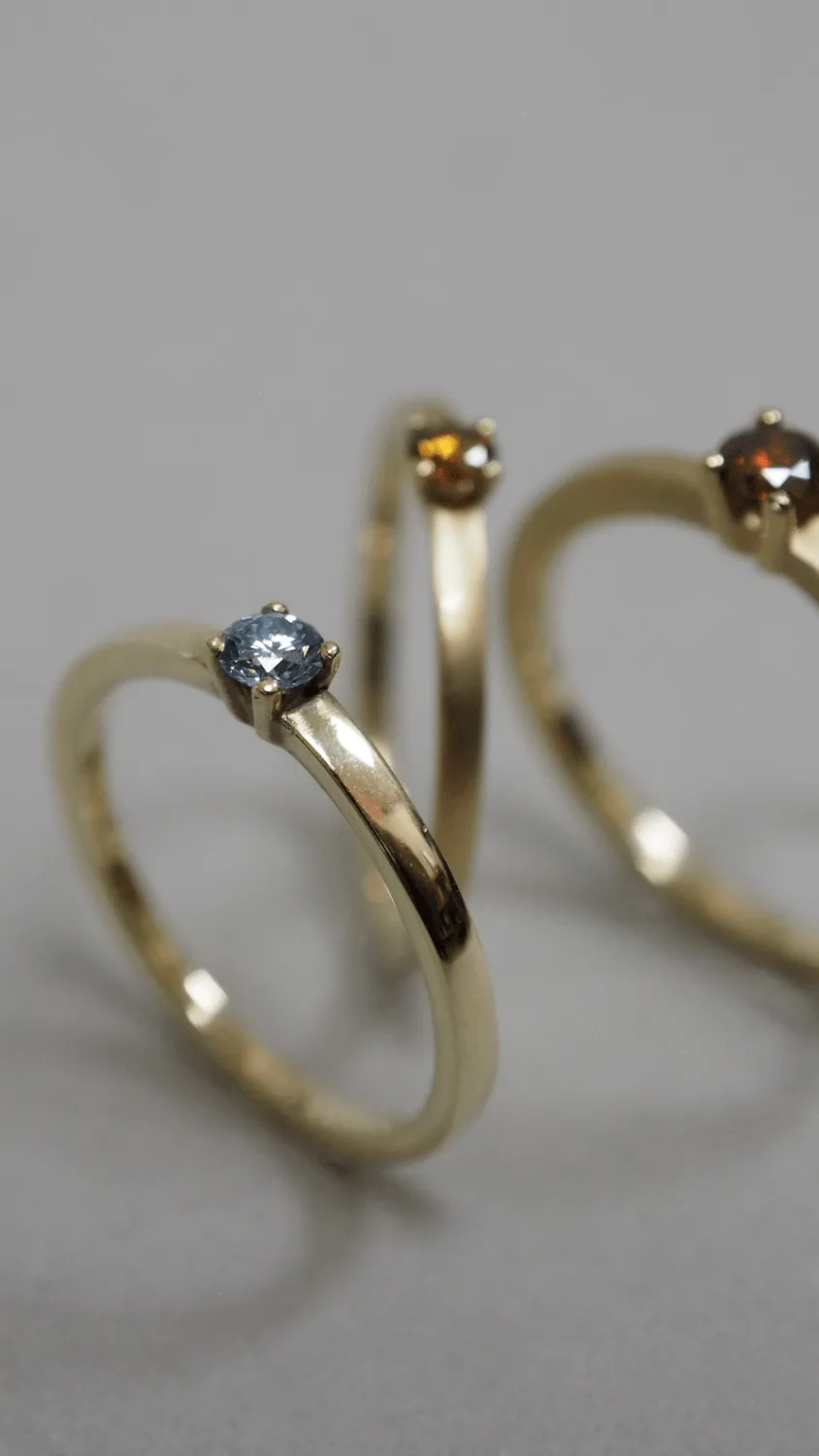 Drei Verlobungsringe in Gelbgold 585/- mit je einem grünen, blauen und rotem Brillant