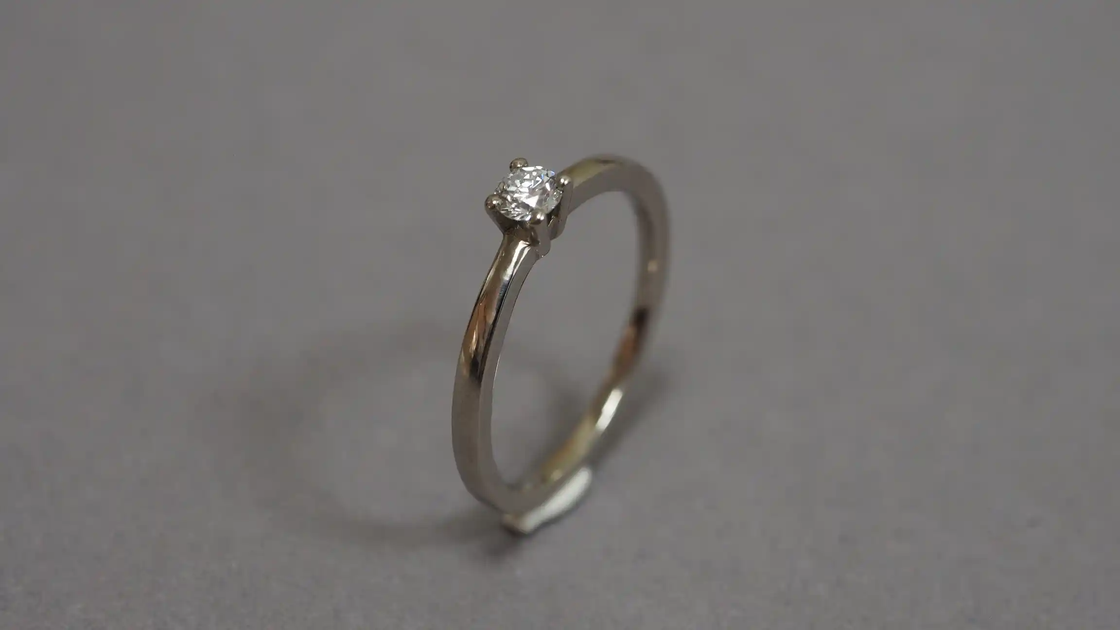 Verlobungsring aus Weißgold 585/- mit einem Brillanten