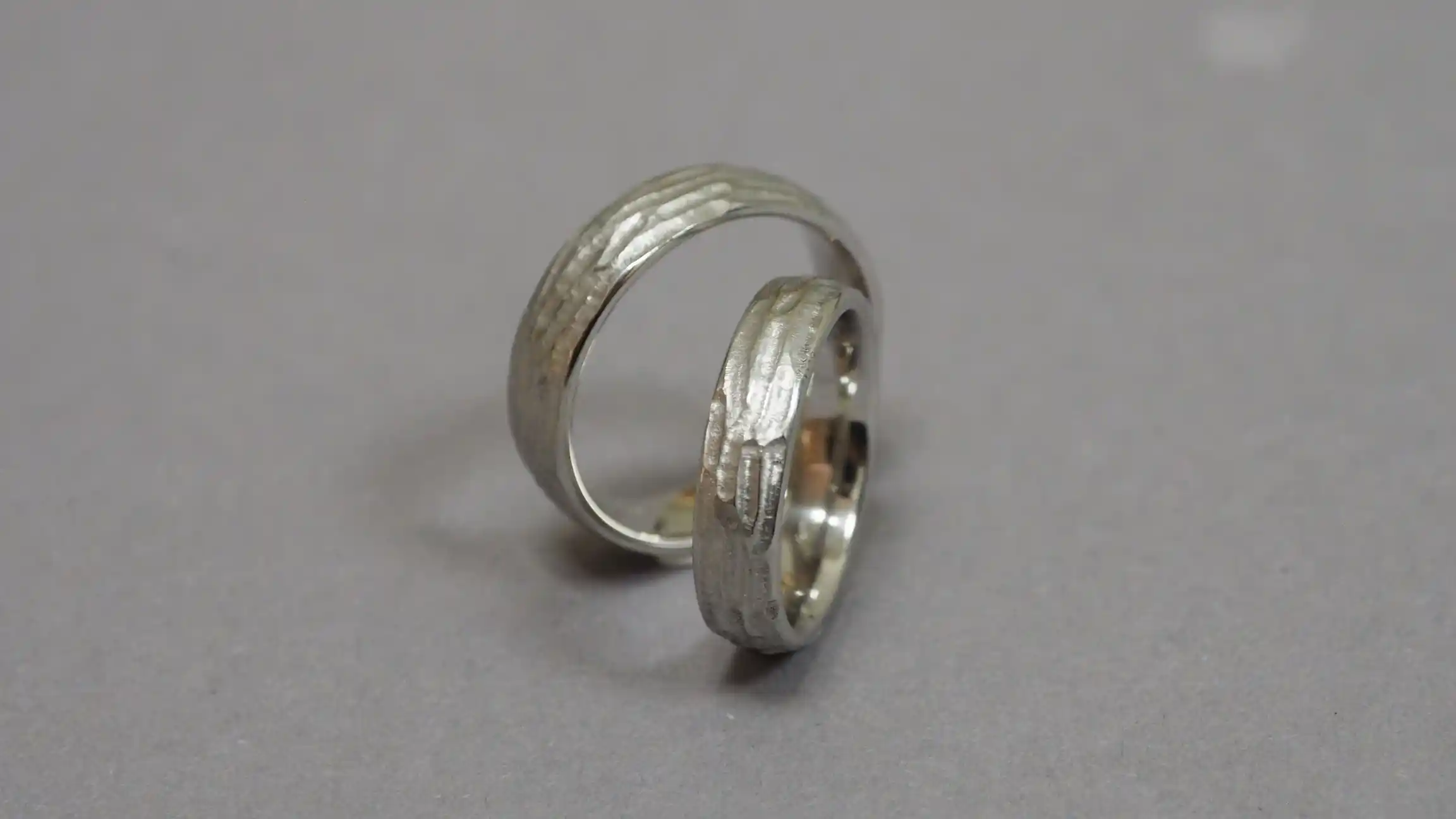 Ein Paar Platin Trauringe 950/- mit Längsstruktur von Solitaire Lechler Freiburg