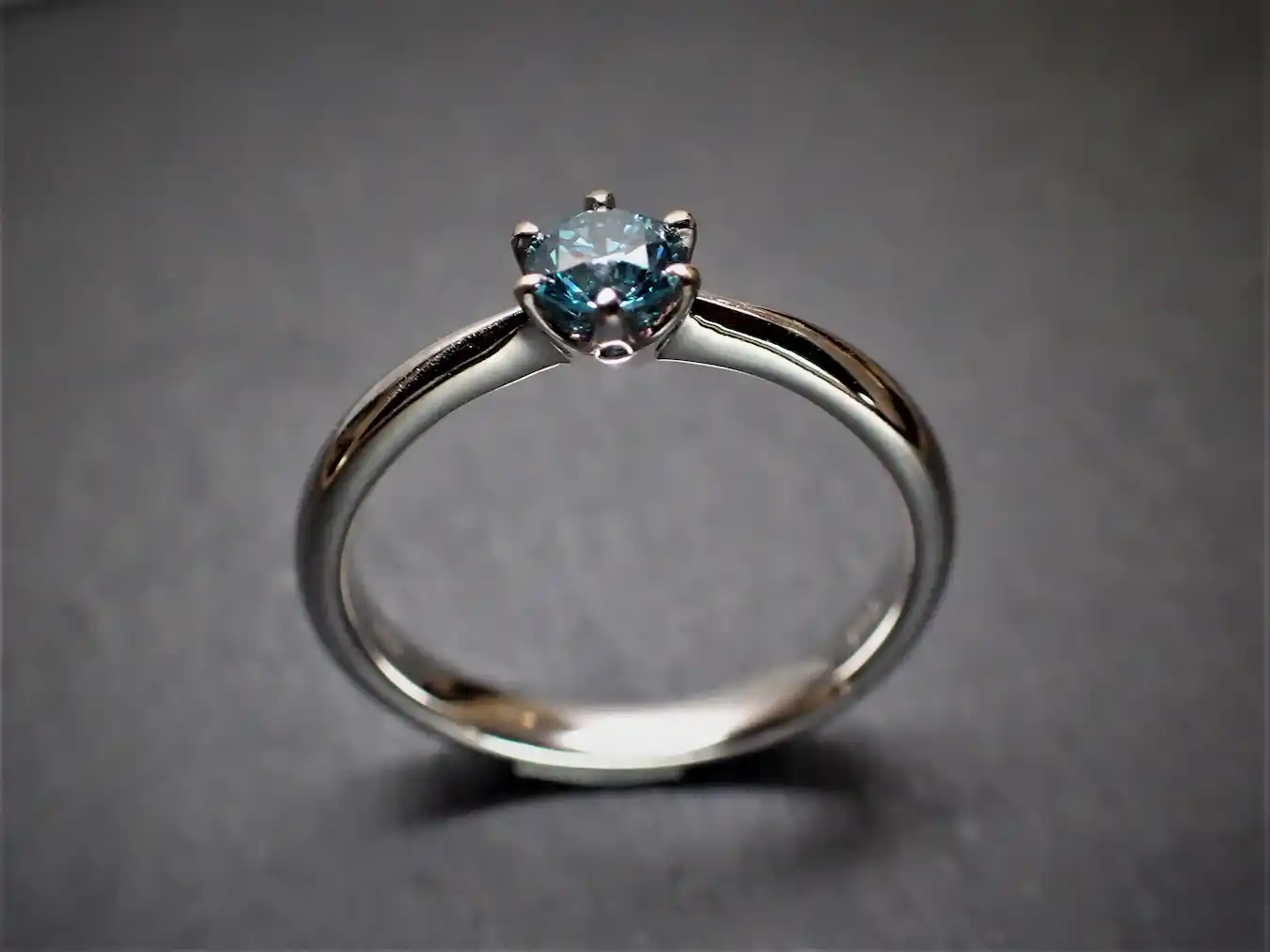 Verlobungsring aus Weißgold 585/- mit einem Brillanten in oceanblue