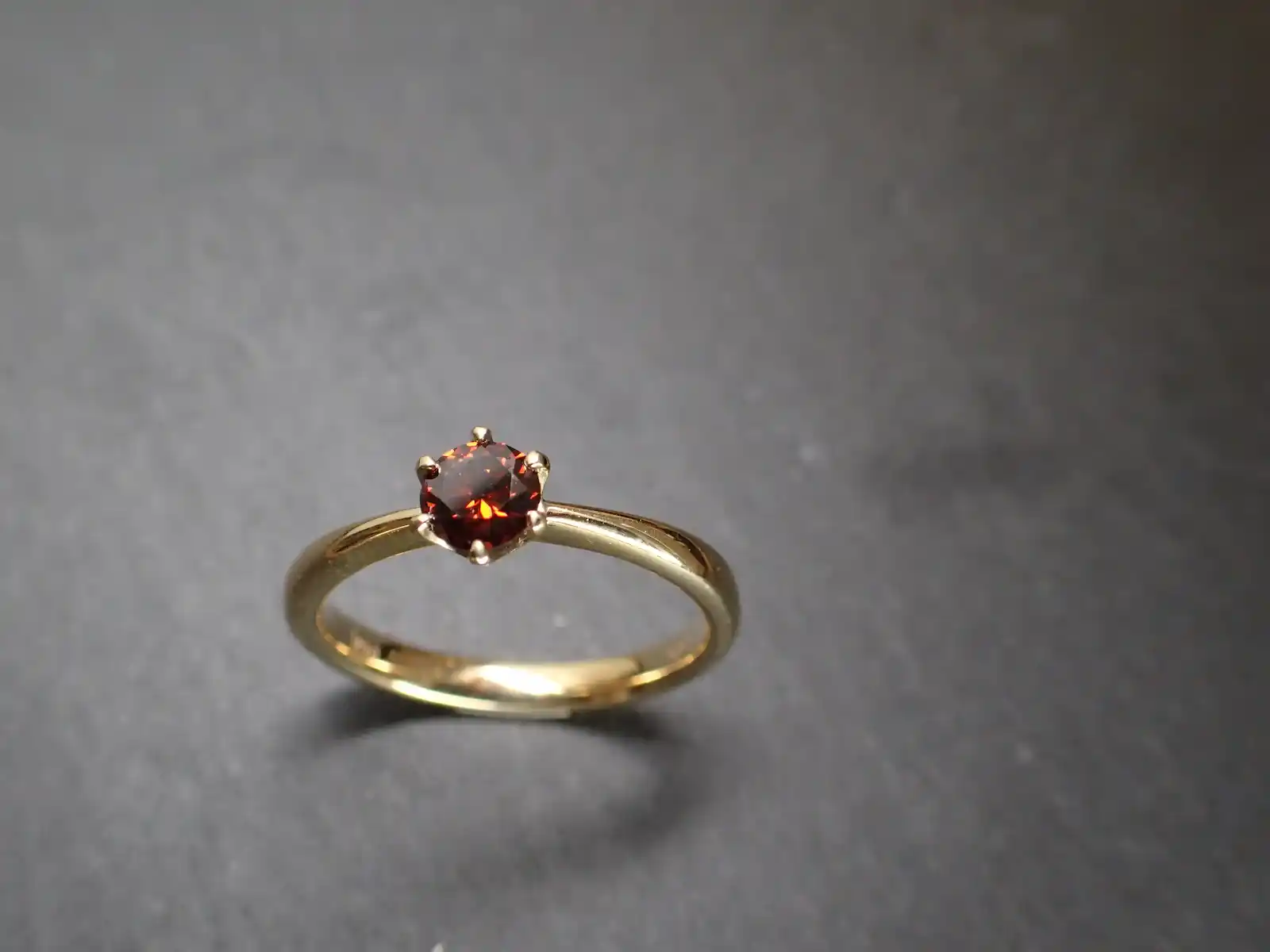 Verlobungsring aus Gelbgold 585/- mit einem roten Brillanten 0,10 carat