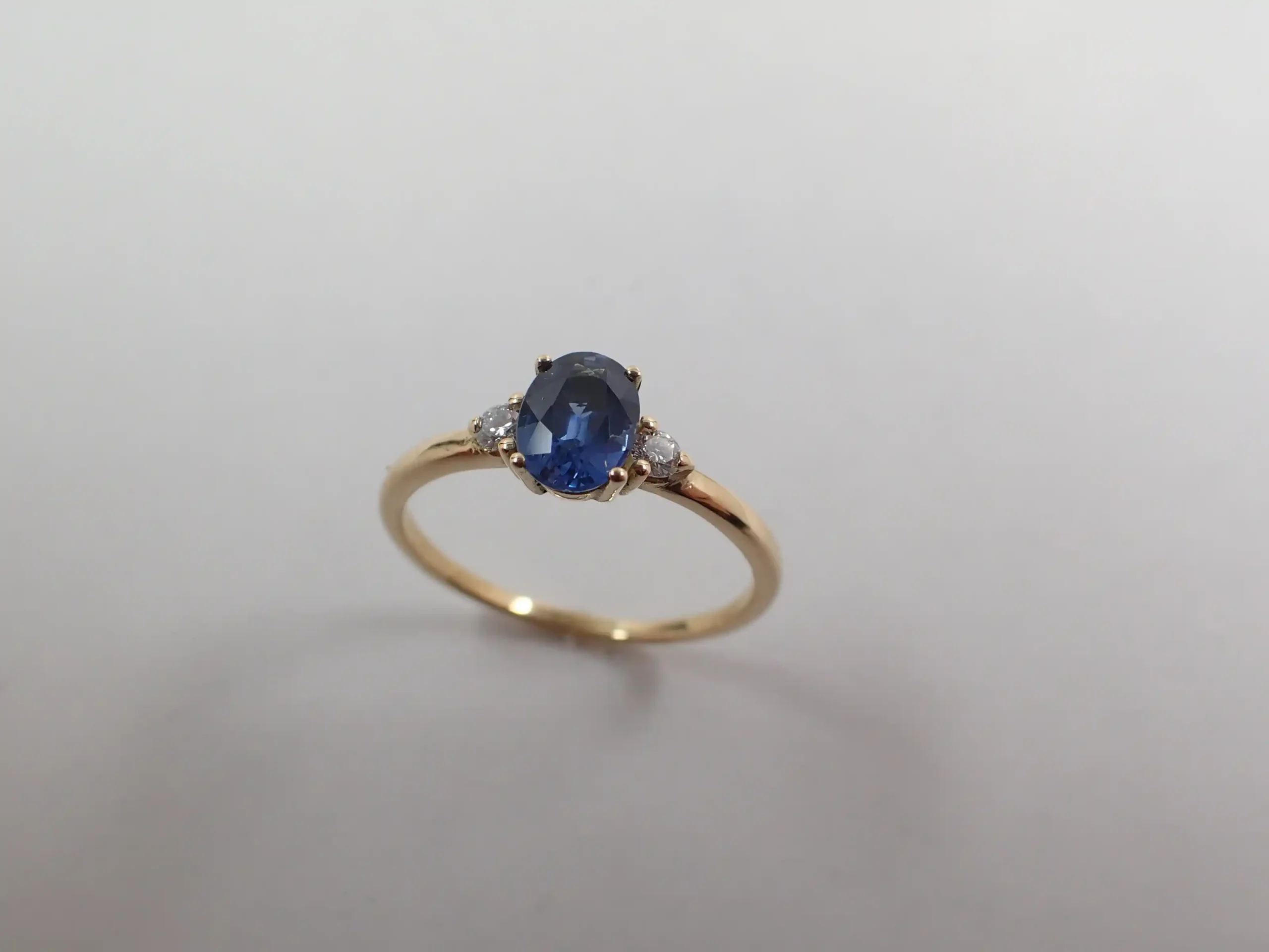 Verlobungsring aus Gelbgold 585/- mit einem blauen Saphir