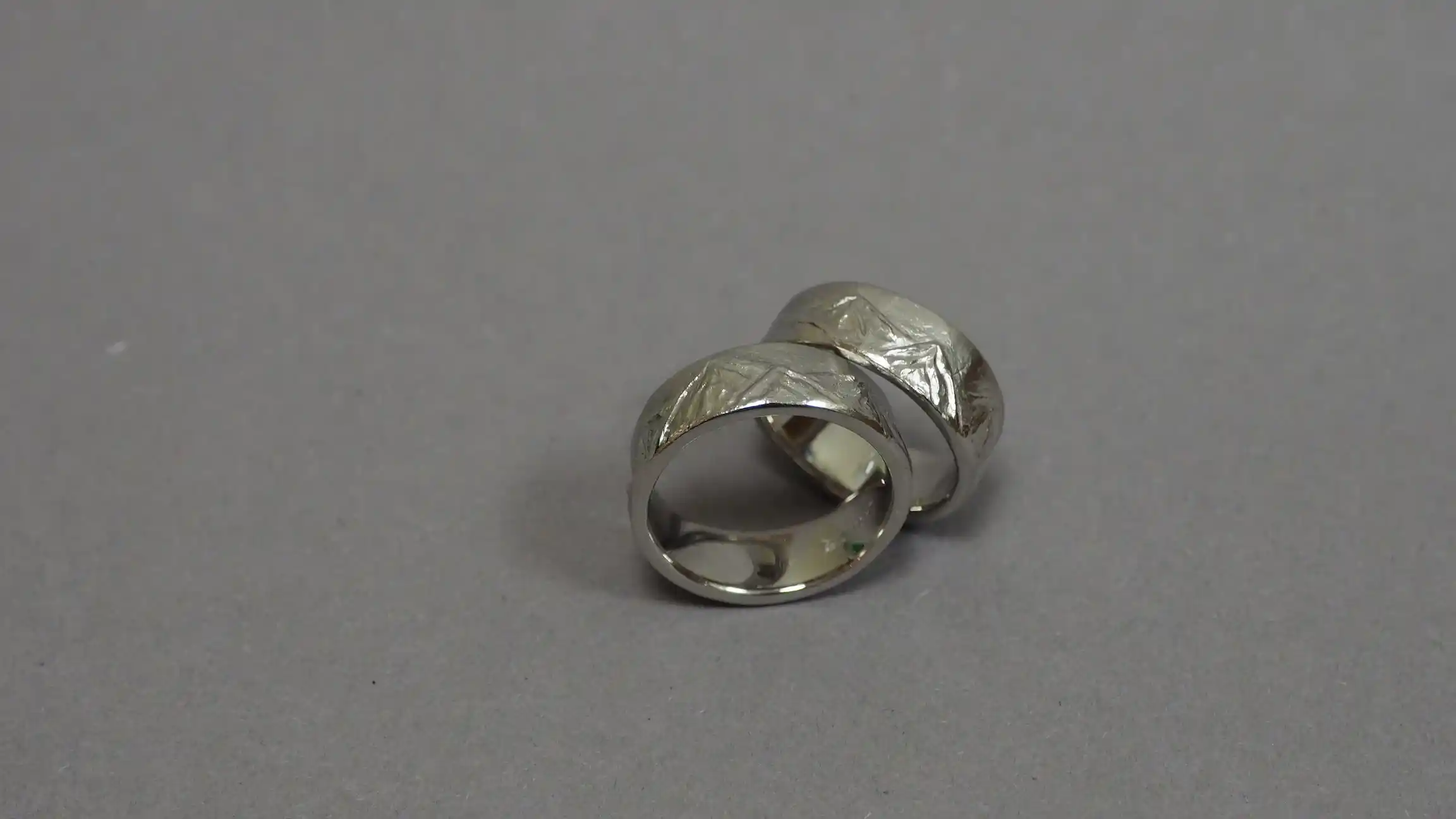 Ein Paar Weißgold Trauringe 585/- mit Bergsilhouette