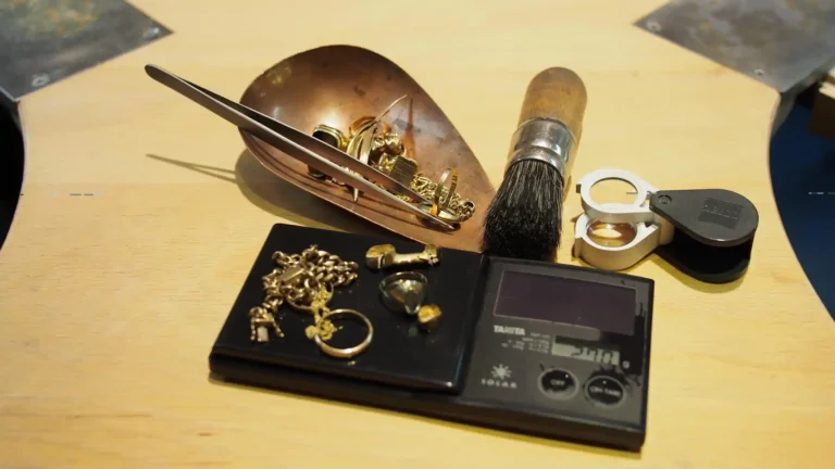 Altgold, Waage und Utensilien zum Altgoldankauf