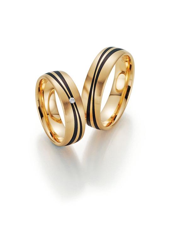 Trauringe von Fischer in Gelbgold mit Carbon und 1 Brillant.