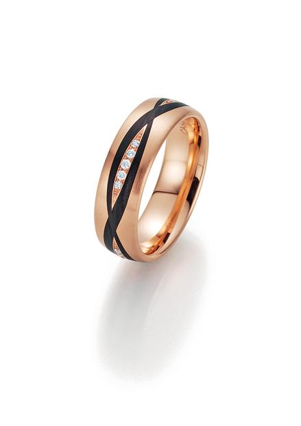 1 Trauring von Fischer in Rosegold mit Carbon und 5 Brillanten.