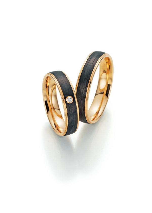 Trauringe von Fischer in Gelbgold mit Carbon und 1 Brillant.