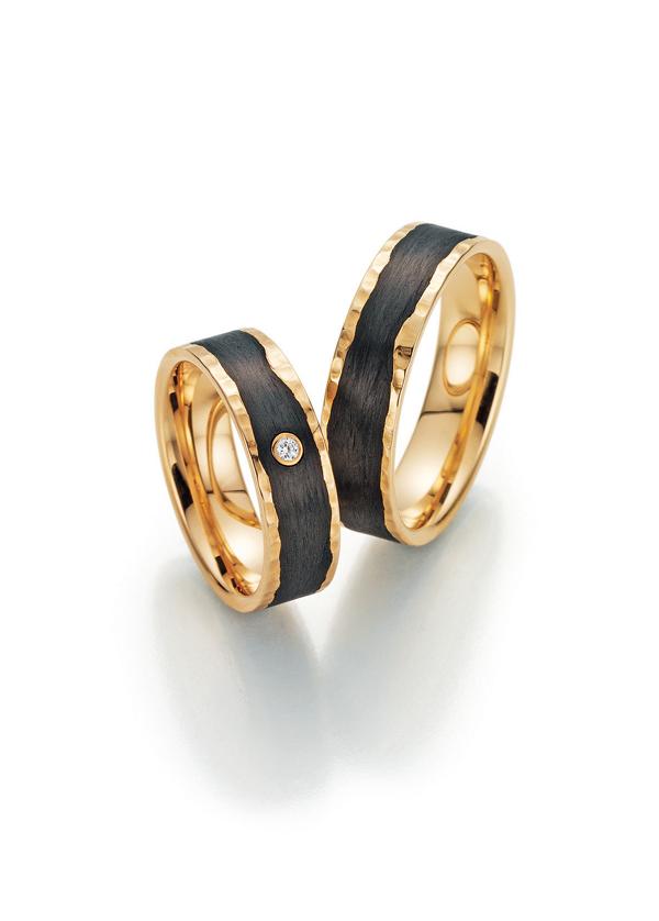 Trauringe von Fischer in Gelbgold mit Carbon etwas unregelmäßig und 1 Brillant.