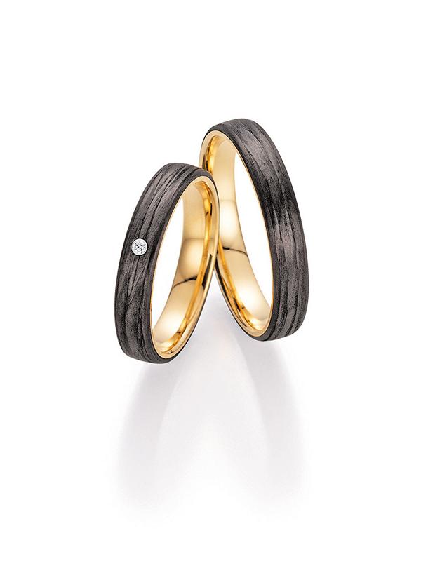 Trauringe von Fischer in Gelbgold mit Carbon und 1 Brillant.