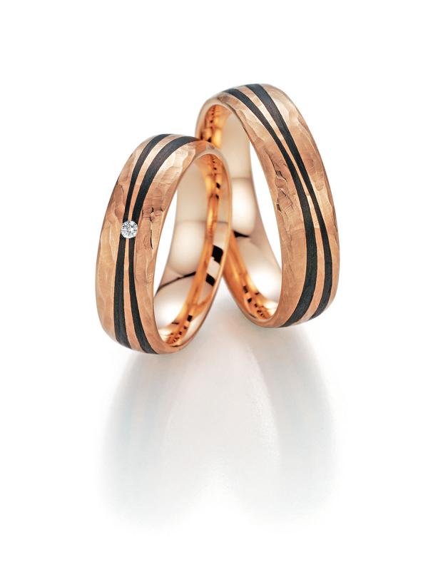 Trauringe von Fischer in Rosegold mit Carbon und 1 Brillant.