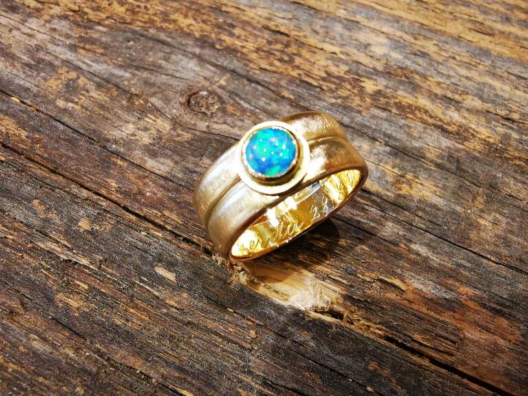 Trauringumarbeitung mit einem Opal