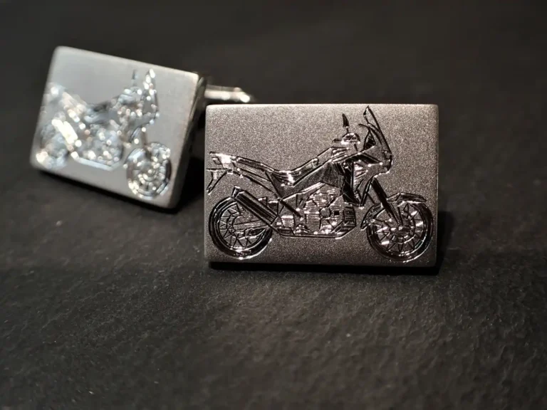 Manschettenköpfe aus Silber mit Gravur des Motorrades des Besitzers