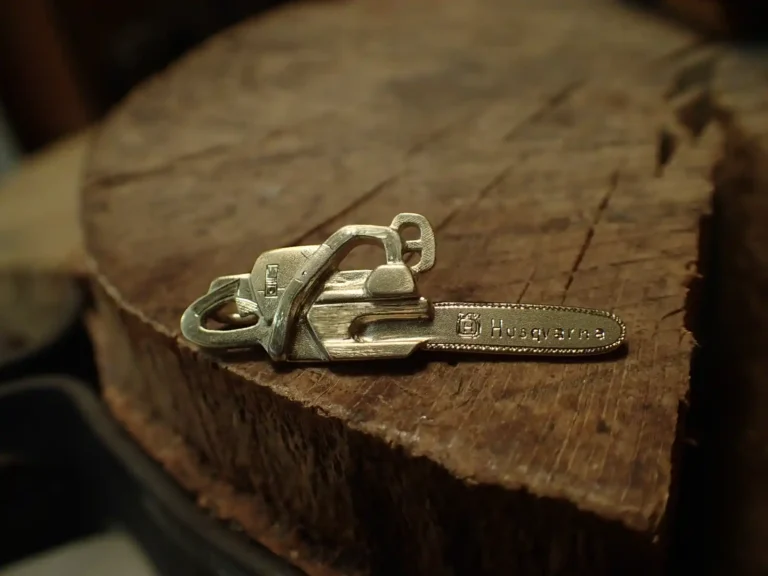 Eine Motorsäge aus Gold 585/- als Miniatur