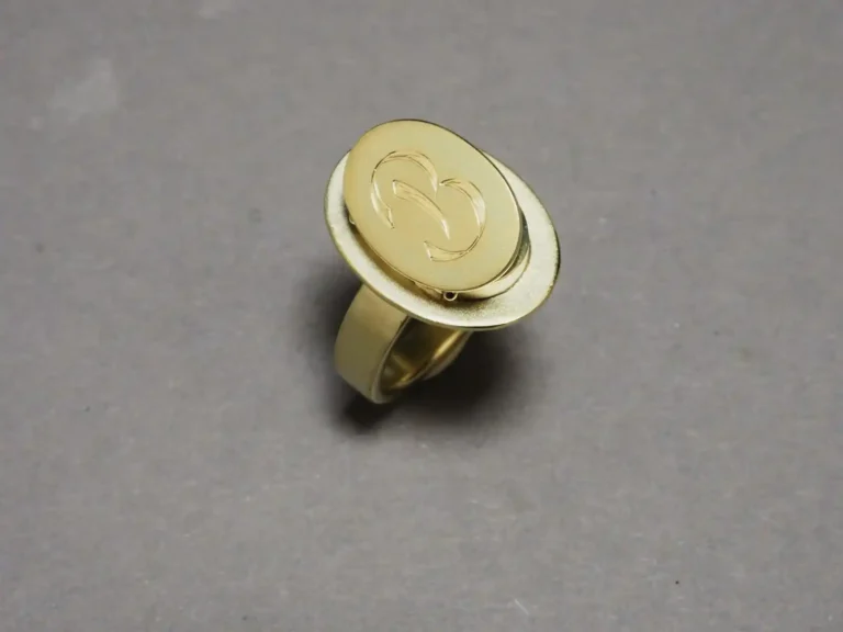 Ein Ring Gelbgold mit Deckel zum öffnen
