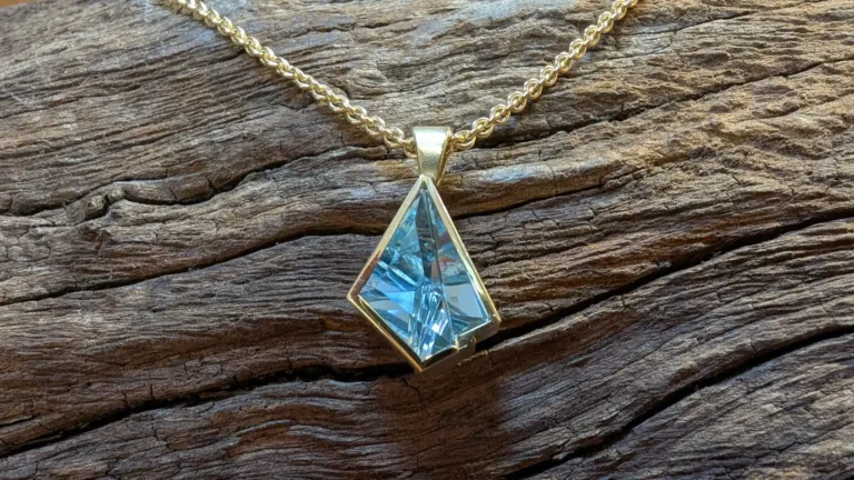 Topas mit Fantasieschliff als Anhänger in Gelbgold gefasst