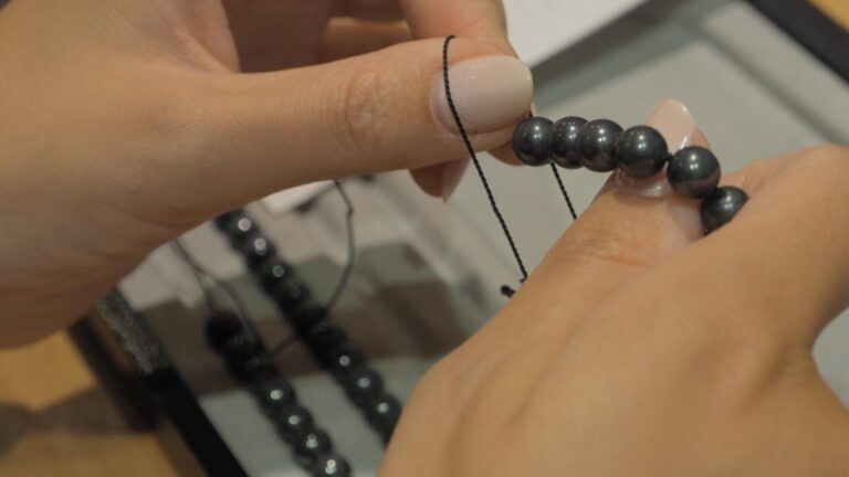Aufziehen und Knoten einer Perlenkette