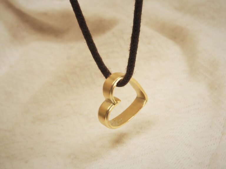 Anhänger in Herzform aus Trauring hergestellt