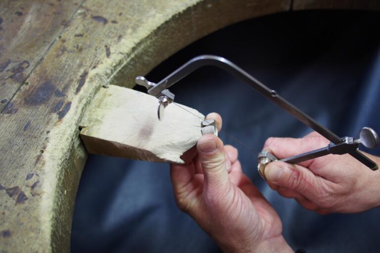 Sägen an einem Schmuckstück