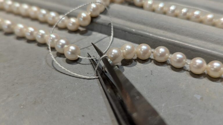 Aufziehen und Knoten einer Perlenkette