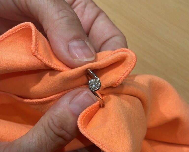 Polieren eines Ringes von Hand