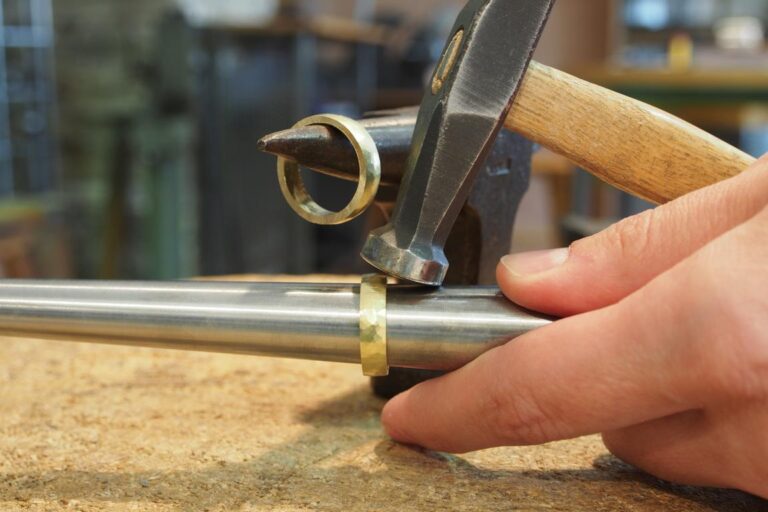 Ring auf dem Ringriegel zum Schmieden