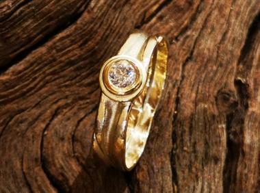 Ein Schmuckring aus einem Paar Eheringe mit Brillant angefertigt