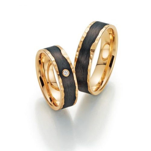 Trauringe von Fischer in Gelbgold mit Carbon etwas unregelmäßig und 1 Brillant.