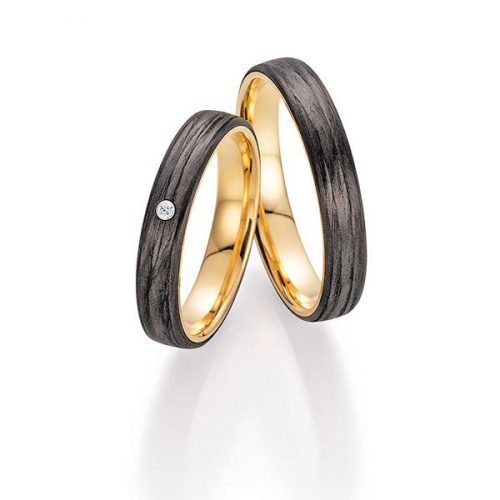 Trauringe von Fischer in Gelbgold mit Carbon und 1 Brillant.