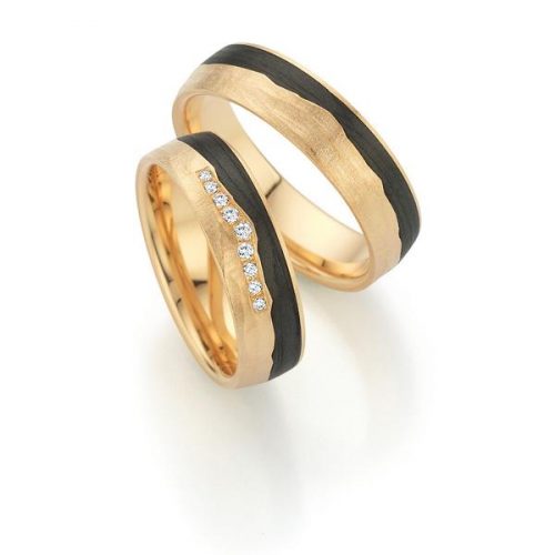 Trauringe von Fischer in Gelbgold mit Carbon etwas unregelmäßig und 9 Brillanten.