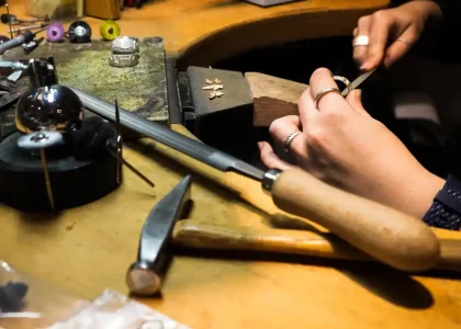 Eine Goldschmiedin bei der Arbeit